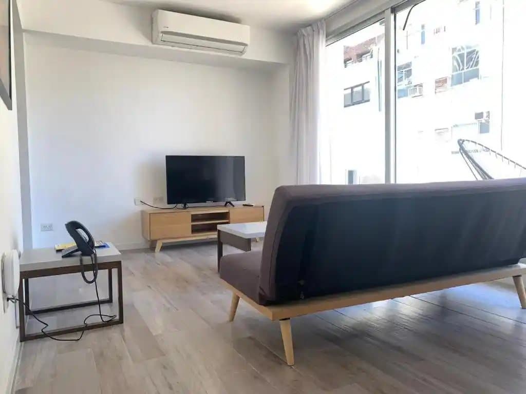 Living con Smart TV y ventanal