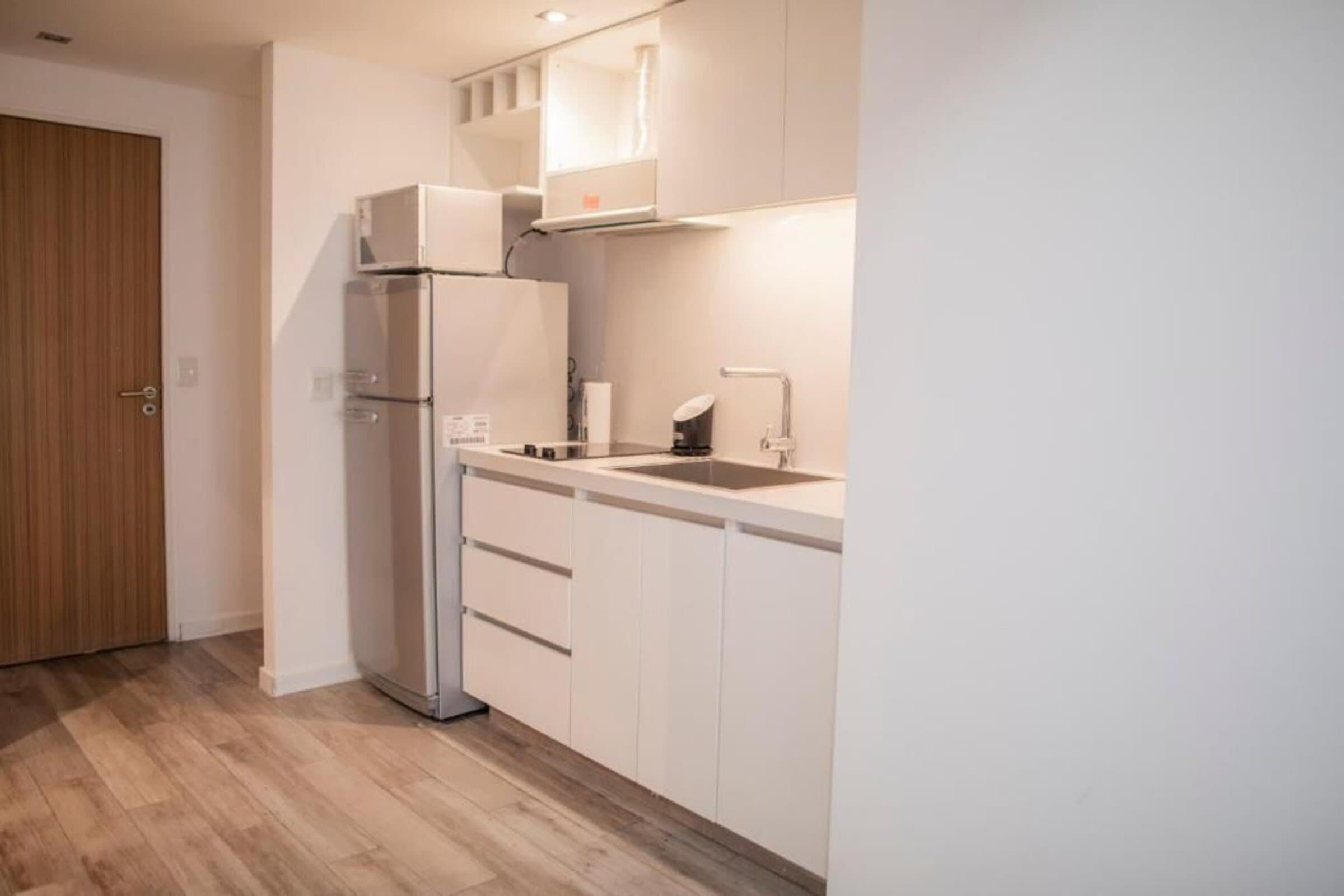 Cocina con anafe, heladera y microondas