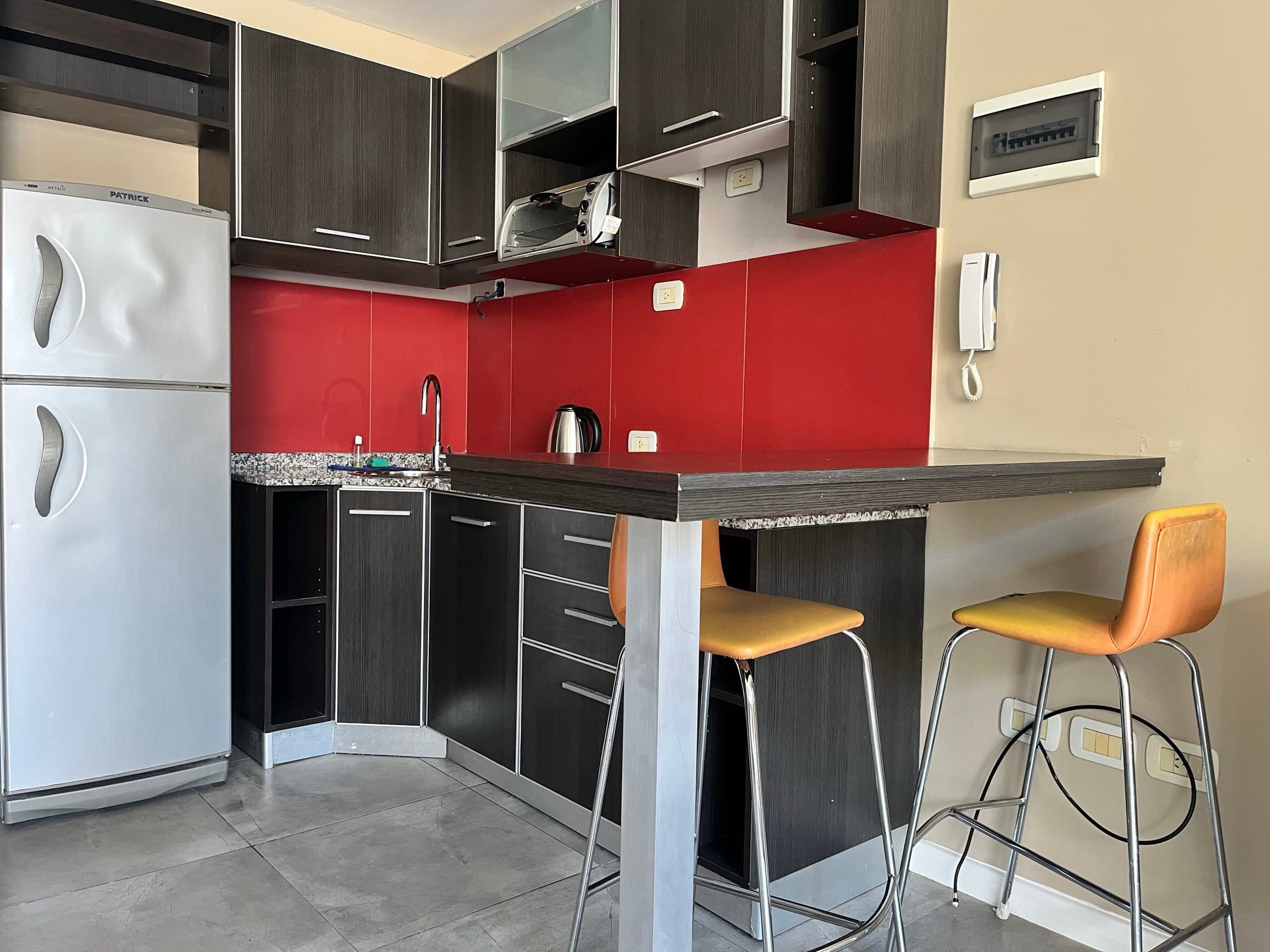 Cocina con barra y banquetas
