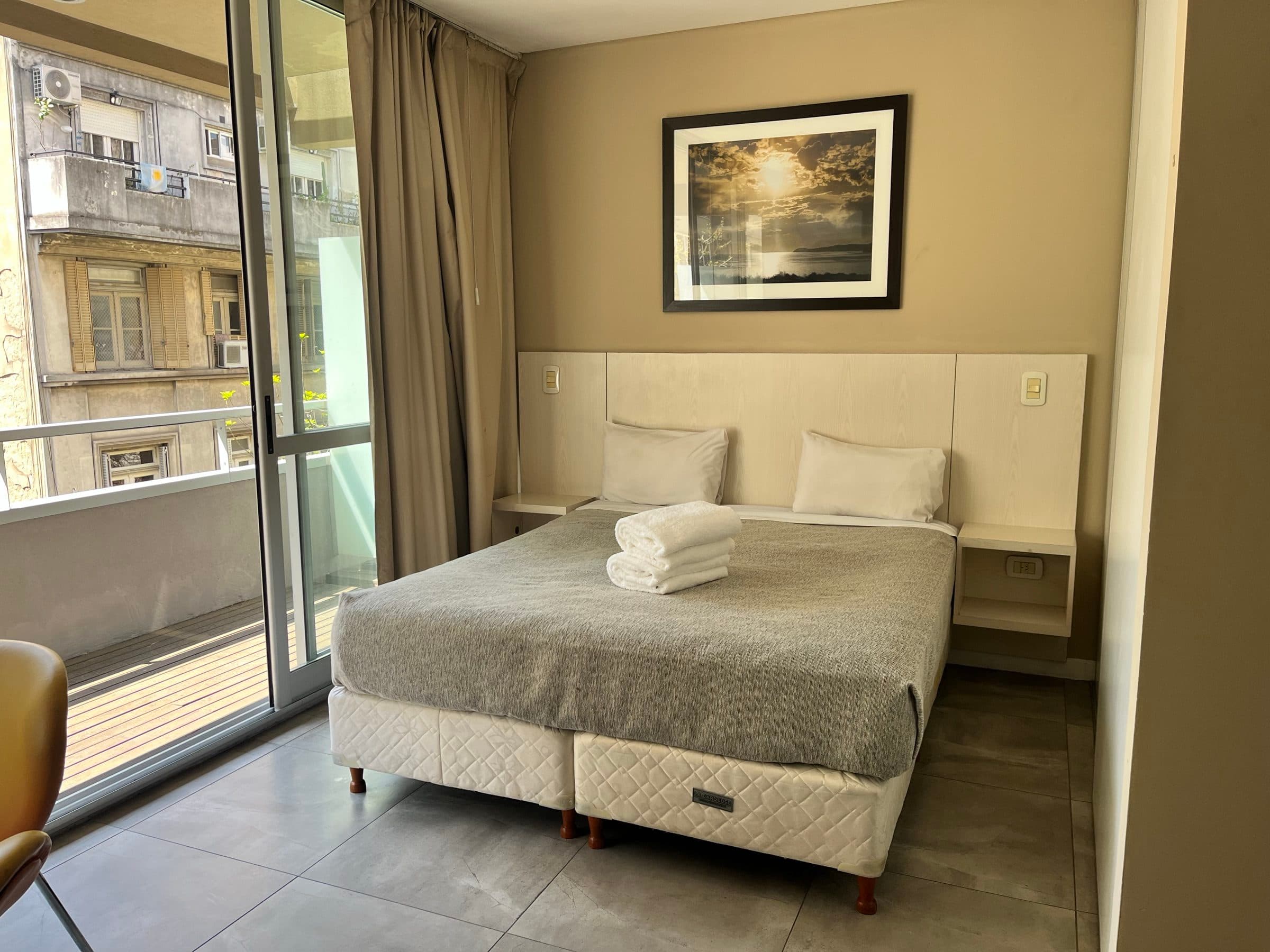 Dormitorio de Marais Recoleta con ventanal al balcón