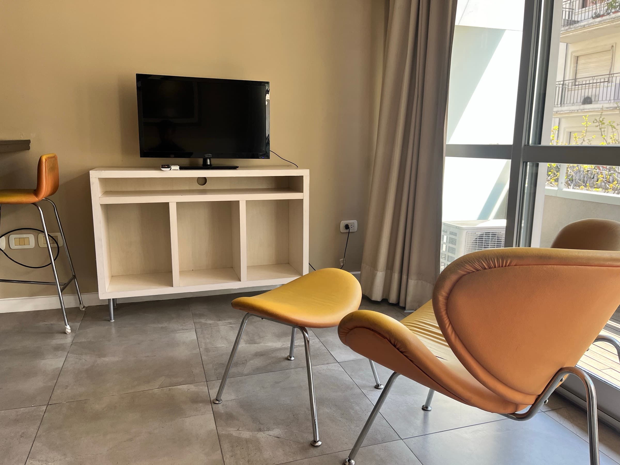 Rincón con sillones y Smart TV