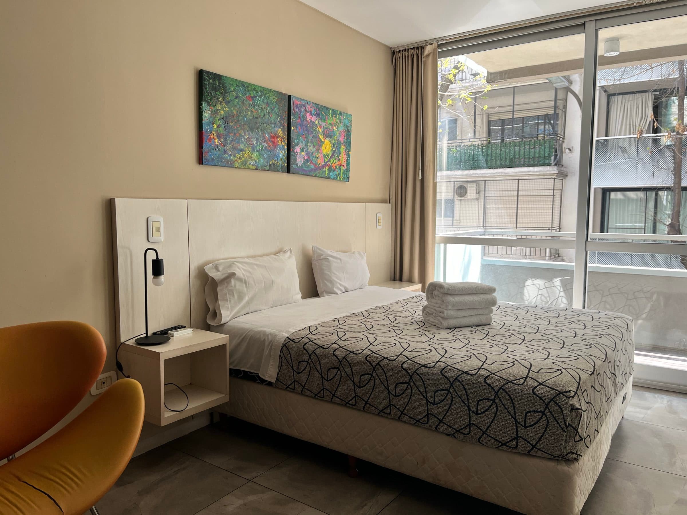 Dormitorio con cuadro de colores