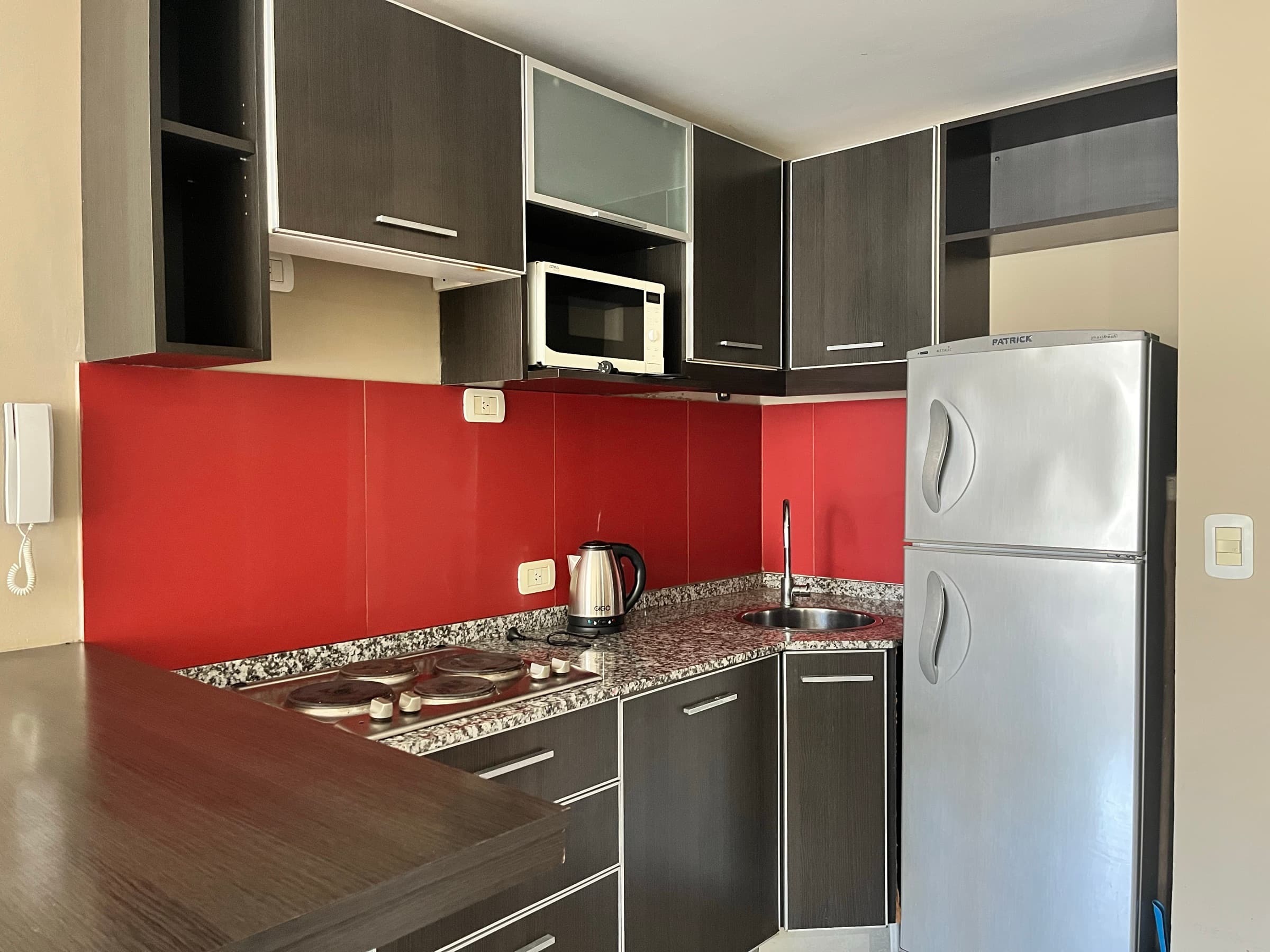 Cocina equipada con anafe, microondas y heladera