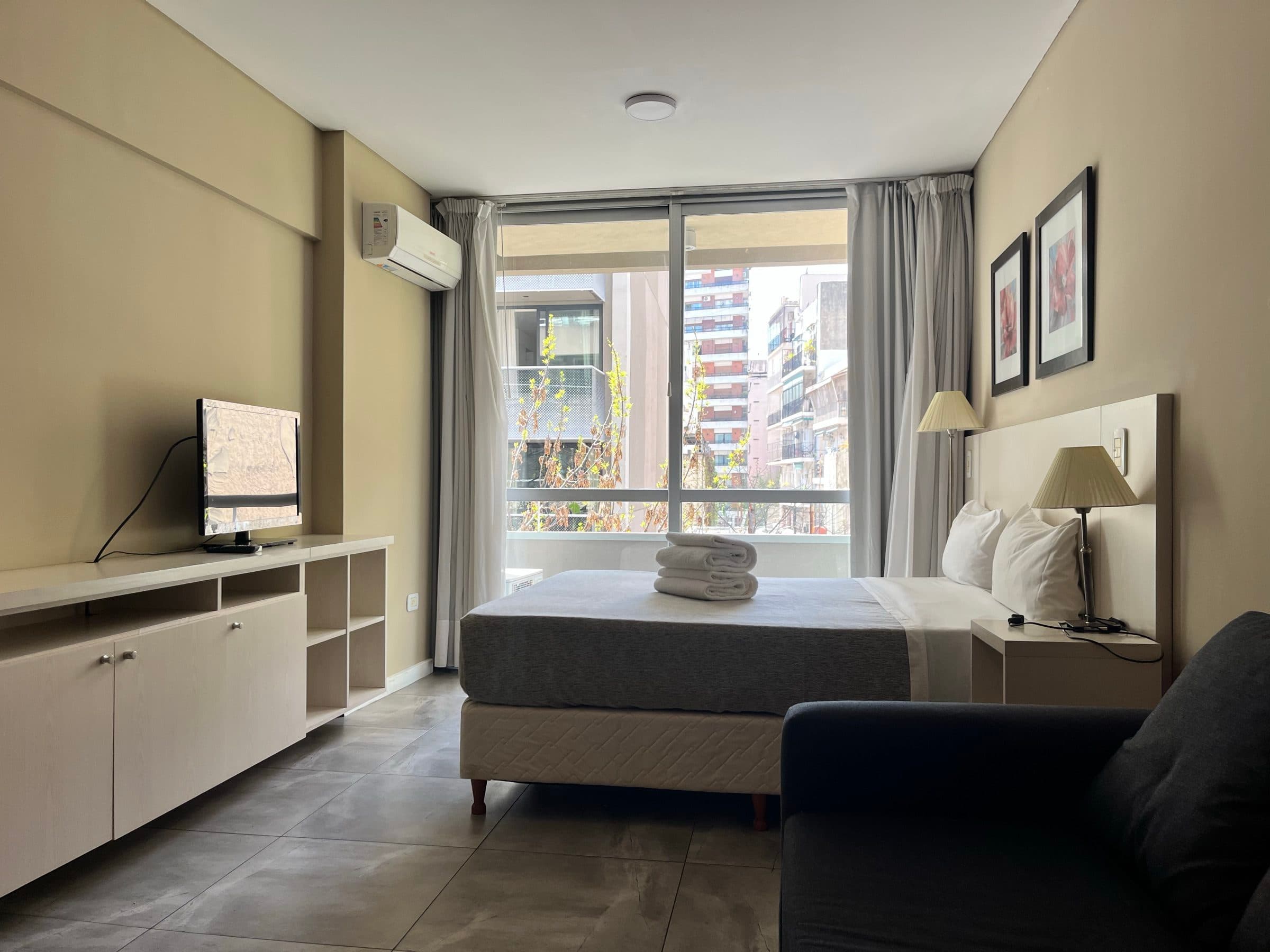 Dormitorio con ventanal a la calle